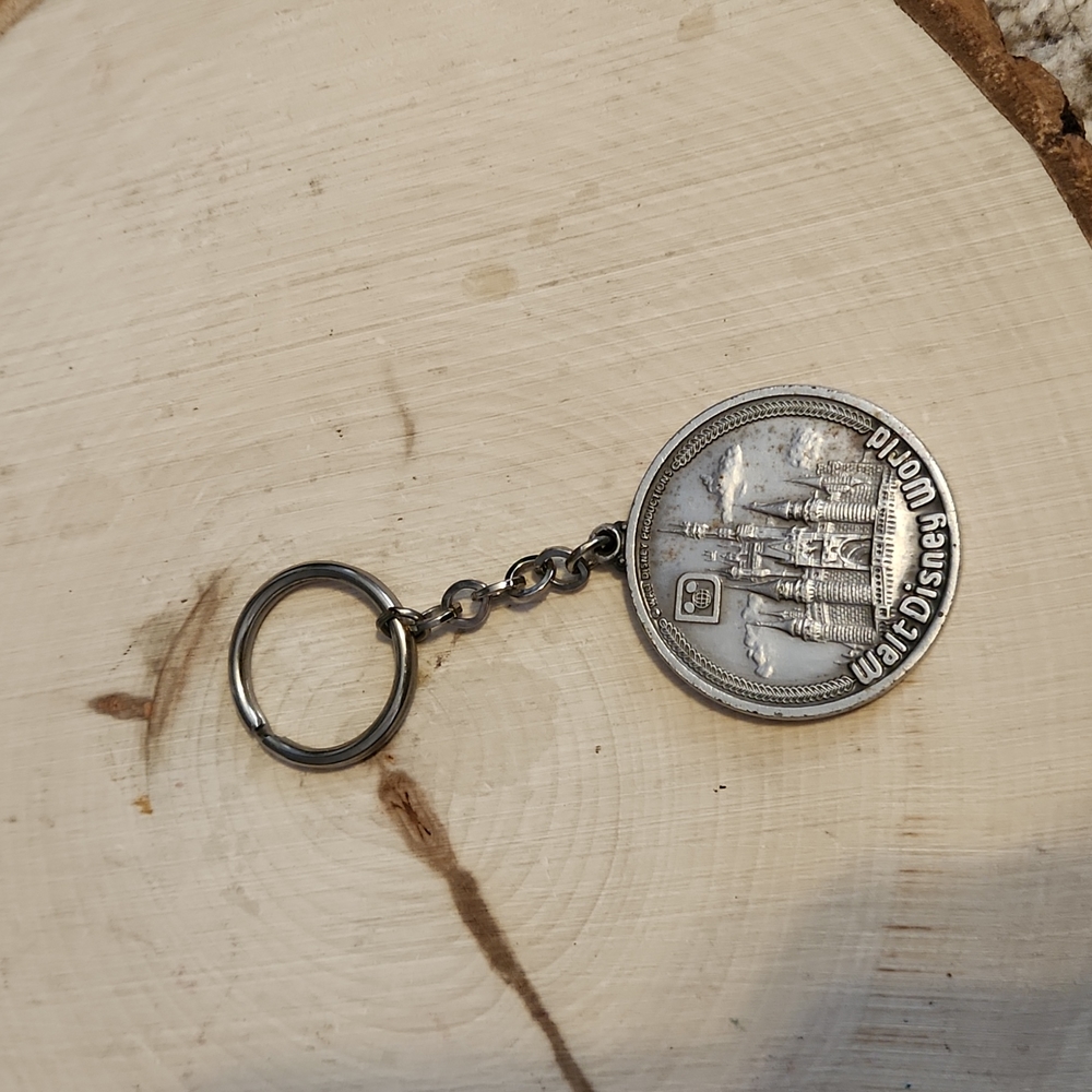 Vintage Walt Disney World Silver Metal Round Cinderella Castle Design Keychain
